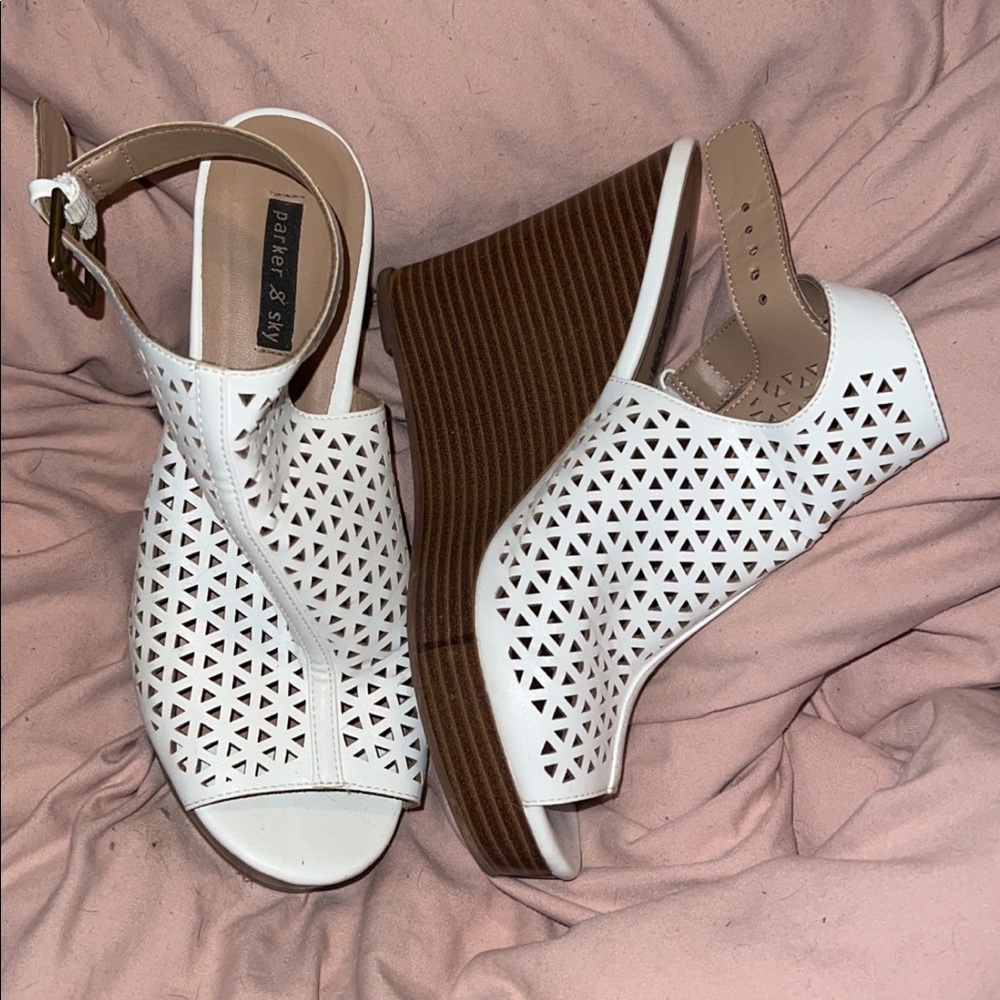 7.5 white/tan wedges